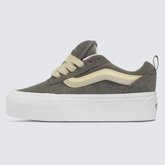 Com inspiração no estilo “volumoso” típico dos anos 90, plataforma robusta no solado com o dobro de altura, o Knu Stack é a interpretação contemporânea do estilo clássico de uma década que representa o cenário do skate, elevando o conceito a outro nível.  Caracterizado por sua lingueta volumosa e Sidestripe Vans moldada em 3D, o Tênis Knu Skool Suede Bungee Cord traz o acabamento marcado por cadarços oversized e robustos. Apresenta heeltab do skate tradicional com inscrição Vans em “Drop V” e “Off The Wall” aplicada no calcanhar, com etiqueta tecida “Vans Off The Wall” aplicada na lingueta.Com perfil marcante e detalhes em estilo dramático dos anos 90, esse tênis lendário mescla um ícone do passado, com as tendências do presente.