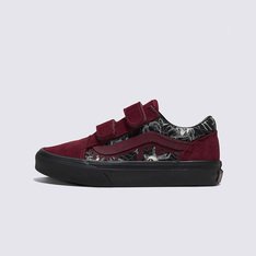 O Tênis Old Skool Halloween Glow In The Shadows Black Multi Infantil homenageia a icônica sidestripe Vans, substituindo os cadarços tradicionais por fechos duplos de velcro. Com cabedal construído em camurça e lona com detalhe floral bordado, este modelo de cano baixo mantém as origens do clássico Old Skool, proporcionando um ajuste fácil e seguro que mantém o conforto dos pequenos o dia todo.