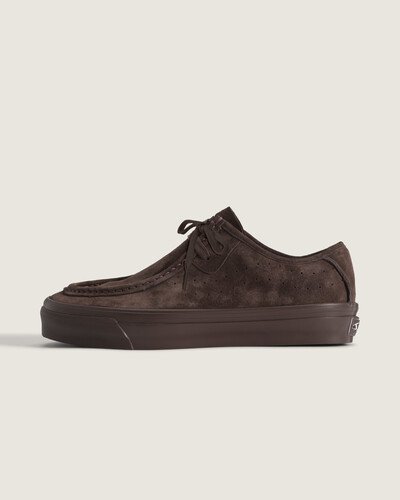O Tênis Moc Low Lx Carver Dark Brown traz o legado Vans com construção vulcanizada e cabedal em couro. Bico redondo e acabamento em couros reforçam o caráter atemporal do modelo, enquanto o interior acolchoado entrega conforto e suporte discretos. A montagem vulcanizada proporciona flexibilidade e resposta direta ao caminhar, reforçando a conexão entre material e performance.