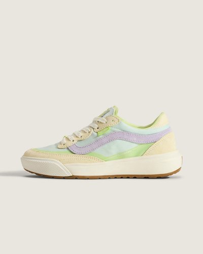 Aventura pronta. Em qualquer lugar, a qualquer hora

A vida raramente corre como planeado, mas o UltraRange 2.0 SE responde com estilo e desempenho que nunca param. Projetado para versatilidade, este sapato apresenta uma mistura de camurça premium, couro e tecido PET reciclado para um visual que transita facilmente entre as ruas da cidade e trilhas acidentadas. Os detalhes sem costura Rapidweld e a trava no calcanhar mantêm o ajuste seguro, enquanto a entressola UltraCush Lite amortece cada passo. Coberto com uma sola waffle reversa para maior aderência, este sapato foi construído para mantê-lo confortável quando a viagem toma um rumo inesperado.
