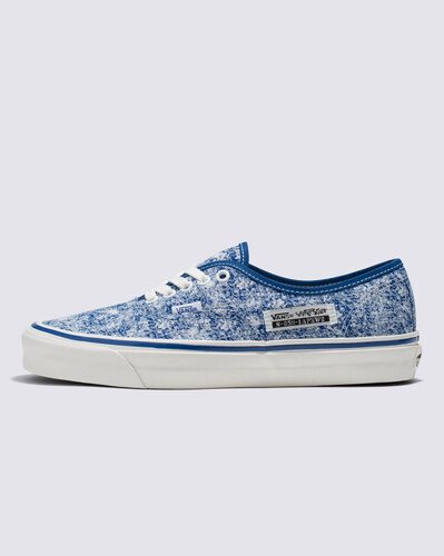 A coleção Anaheim Factory da Vans homenageia nossos mais de 50 anos de fabricação de calçados, reintroduzindo silhuetas icônicas que celebram detalhes de design únicos embasados na marca e modelo original da Vans.

Em homenagem à  nossa primeira fábrica da Vans em Anaheim, na Califórnia, o Anaheim Factory Authentic 44 DX pega emprestado detalhes do Authentic original, oferecendo mais conforto com palmilhas Ortholite® atualizadas. Repleto de detalhes retrô, como o número de estilo original, faixa de contorno mais brilhante, peso original do forro e cadarços de algodão, este calçado clássico com cadarço apresenta cabedais de tecido de inspiração vintage com uma lavagem ácida por todo o calçado que completa o visual.

• Número de estilo original 
• Cabedal de veludo cotelê e tecido com inspiração vintage
• Lavagem ácida
• Palmilhas Ortholite®
• Faixa de contorno mais brilhante
• Cadarços de algodão
• Sola de borracha waffle exclusiva
• 4 fileiras de cadarço com ilhós de metal para tamanhos de 3,5 a 6
• 5 fileiras de cadarço com ilhós de metal para tamanhos a partir de 6,5.Aproveite a Vans Black Friday e adquira já seu novo produto Off The Wall