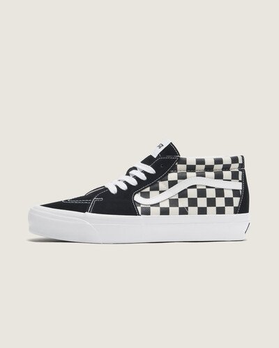 No início dos anos 90, em busca de mais liberdade e flexibilidade, os skatistas começaram a usar tesouras domésticas para cortar os canos dos tênis, mais próximos dos tornozelos. O icônico Tênis Sk8-Mid Vault Og Lx Checkerboard Black Off White foi apresentado como uma resposta direta às necessidades em constante evolução dos skatistas, tornando-se um clássico. O modelo traz de volta o ponto retrô da toebox, um colarinho de linha única e a lendária Sidestripe™ mais fina, com uma parede lateral com brilho mais alto.