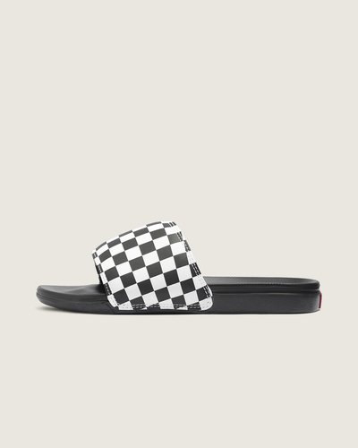 Deslize no conforto com o Chinelo Slide-On La Costa Slide On Checkerboard True White Black. Com inspiração no solado vulcanizado dos clássicos Vans, o chinelo slide-on apresenta silhueta com uma tira larga em nobuck sintético preto com estampa em checkerboard tradicional. Com forro de borracha macia e tecido elástico, o modelo possui palmilhas UltraCush super macias que incluem suporte de arco embutido e as solas waffle UltraCush™ Lite injetadas com leveza, flexibilidade e durabilidade. Esse modelo vai te acompanhar na correria de um dia inteiro. O logo “Vans Off The Wall” é aplicado na heeltab do calcanhar.