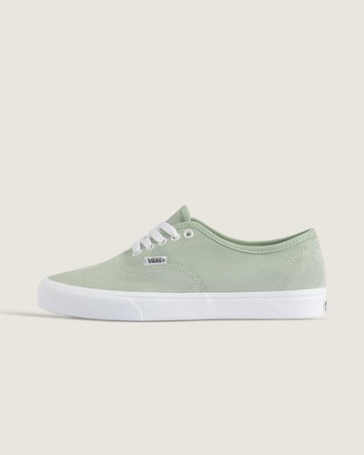 Nascido em Anaheim, Califórnia, em 1966, o Authentic é o estilo tradicional original da Vans. O Tênis Authentic Suede Dusty Mint White mantém o legado Off The Wall com cabedal têxtil em fibras vegetais, cano baixo e fechamento por cadarço para ajuste seguro. Sola vulcanizada oferece durabilidade e resposta estável; o tecido garante respirabilidade e sensação leve ao caminhar. Modelo unissex de identidade atemporal e acabamento cuidadoso.