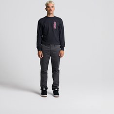Ajuste, estilo e durabilidade. As Authentic Chino Slim Pants são versáteis calças chino desenvolvidas com estrutura macia aprimorada. A Calça Authentic Chino Slim Asphalt apresenta bolsos frontais e um novo bolso para moedas no lado direito, bolsos embutidos traseiros com fechamento por botões e detalhes bordados Vans em "Drop V" para reforço.
