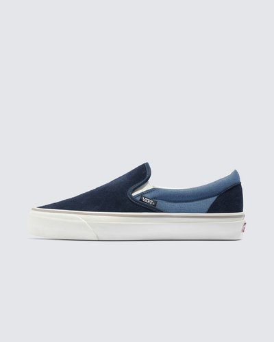 A Vans reconstruiu alguns dos seus clássicos mais icônicos com escolhas intencionais sobre os materiais utilizados. Com cabedais feitos de algodão orgânico e poliéster reciclado, um solado que usa borracha natural e uma palmilha de espuma de base biológica para um conforto que faz você se sentir bem, o Tênis Slip-On Mte Salt Wash Classic Navy mantém todo o DNA “Off The Wall” da Vans, enquanto dá um passo na direção certa. A equipe da Vans definiu metas ambiciosas de sustentabilidade. Grandes ou pequenas, todos os esforços se somam a uma mudança positiva. Para ganhar o logotipo do globo Checkerboard, pelo menos 30% do produto deve ser composto de um ou uma combinação de materiais reciclados, renováveis ??e/ou regenerativos. Para saber mais sobre a Vans e sua jornada para materiais sustentáveis, acesse www.vans.com.br/sustentabilidade.