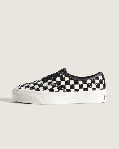 Nascido em Anaheim, Califórnia, em 1966, o Tênis Authentic Lx Beaded Checkerboard é o estilo tradicional original da Vans. Reúne esse legado com cabedal em textile vulcanizado, cano baixo e bico redondo que garantem conforto e mobilidade. Painéis em lantejoulas formam faixas laterais de forte impacto visual, enquanto o solado de borracha com efeito respingado e a construção vulcanizada reforçam resistência. Cadarços contrastantes e pingentes metálicos entregam exclusividade.