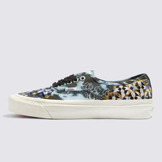 A Coleção Anaheim Factory da Vans homenageia nossos mais de 50 anos fazendo história no calçado, reintroduzindo silhuetas icônicas que celebram detalhes de design exclusivos informados pela marca e modelo originais da Vans.

Prestando homenagem à nossa primeira fábrica da Vans em Anaheim, na Califórnia, o Anaheim Factory Authentic 44 DX pega emprestado detalhes do Authentic original enquanto oferece conforto moderno com palmilhas Ortholite® atualizadas. Junto com detalhes retrô, como o estilo dos números originais, fita foxing de alto brilho, forro de brim no peso original e cadarços de algodão, este tênis clássico com cadarço conta com cabedais em tecido de inspiração vintage, com estampa de mosaico e bordados mistos para completar o visual.

•Estilo dos números originais
•Cabedais de tecido com inspiração vintage
•Estampas de mosaico e bordados
•Palmilhas Ortholite® 
•Fita foxing de alto brilho
•Cadarços de algodão
•Solado emborrachado característico da marca em Waffle
•4 fileiras de cadarço com ilhós de metal para tamanhos 18 a 21.
•5 fileiras de cadarço com ilhós de metal para tamanhos 21 e maiores.Aproveite a Black Friday Vans e adquira já seu novo produto Off The Wall