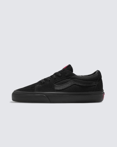 O Sk8-Low, uma versão do lendário tênis de cano alto da Vans, é produzido com uma variedade de cores clássicas, trazendo a estética Sk8-Hi® em um tênis de cano baixo. Com cabedal durável de lona e camurça resistentes, o Tênis Sk8-Low Black Black possui a contraparte mais alta. O tênis com sidestripe lendária com fecho em cadarços também inclui biqueiras reforçadas, colarinhos acolchoados de suporte e sola de borracha waffle exclusiva Vans.