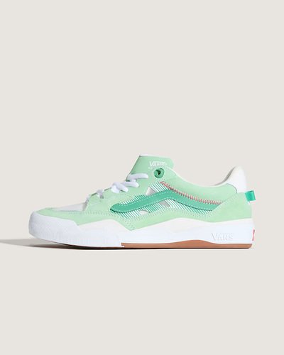 O melhor dos dois mundos. O Tênis Wayvee Skate Gum Green foi desenvolvido para skatistas que exigem desempenho e estilo. Evoluindo a partir do seu design original, este modelo atualizado refina elementos-chave para proporcionar uma experiência de skate de alto nível. Com mesh respirável, um painel de proteção contra lama durável e a construção Wafflecup exclusiva da Vans, o Wayvee 2.0 combina tecnologia de ponta com uma estética atemporal.