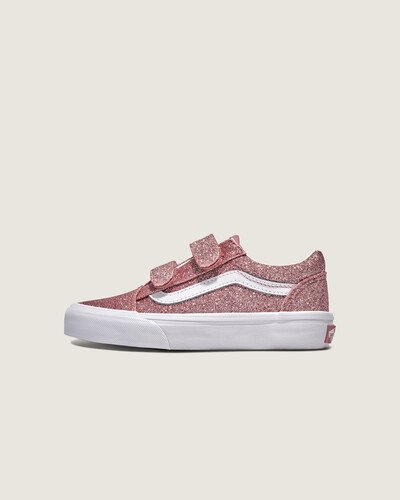 Ícone SideStripe™ para crianças ativas

O sapato Little Kids Old Skool V Glitter traz o icônico Sidestripe™ da Vans e o design atemporal para pés em crescimento. Construído para durabilidade e conforto, possui fechos fáceis de velcro para acompanhar crianças ativas. Um clássico reinventado, esta silhueta de cano baixo é perfeita para brincadeiras, escola e todas as aventuras intermediárias.