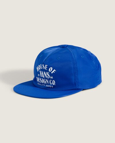 O Boné Vans Hov Unstructured True Blue aposta no minimalismo com aba reta e traz painel frontal com estampa exclusiva e assinatura “House Of Vans”. O modelo snapback possui uma estrutura leve e cinco painéis.