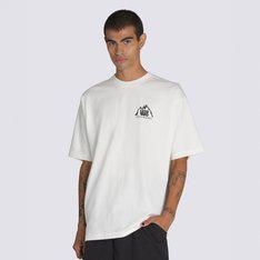 Comece seu look com uma camiseta clássica de manga curta feita de jersey de algodão orgânico, confortável e respirável. Com uma lavagem pigmentada sobre tingimento que dá uma aparência vintage, a Camiseta Mte Crestline Ss Tee Ultrarange 2.0 Egret traz estampa frontal, na altura do peito, no lado esquerdo e nas costas, com inscrição da frase icônica: “Made for Elements”, em relevo, com assinatura Vans. Ambas estampas em lavagem pigmentada com tingimento. A camiseta proporciona conforto e veste fácil, para curtir dentro e fora das pistas. A equipe da Vans definiu metas ambiciosas de sustentabilidade. Grandes ou pequenas, todos os esforços se somam a uma mudança positiva. Para ganhar o logotipo do globo Checkerboard, pelo menos 30% do produto deve ser feito de um ou uma combinação de materiais reciclados, renováveis e/ou regenerativos.