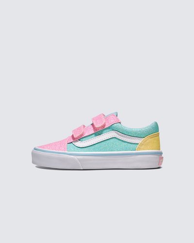 Ícone SideStripe™ para crianças ativas

O sapato Little Kids Old Skool V Glitter traz o icônico Sidestripe™ da Vans e o design atemporal para pés em crescimento. Construído para durabilidade e conforto, possui fechos fáceis de velcro para acompanhar crianças ativas. Um clássico reinventado, esta silhueta de cano baixo é perfeita para brincadeiras, escola e todas as aventuras intermediárias.