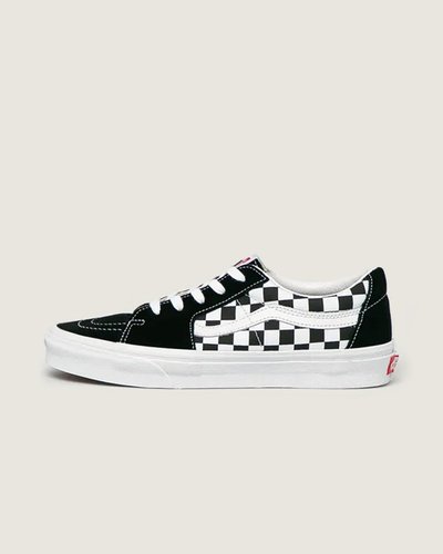 O Sk8-Low, uma versão do lendário tênis de cano alto da Vans, é produzido com uma variedade de cores clássicas, trazendo a estética Sk8-Hi® em um tênis de cano baixo. Com cabedal durável de lona e camurça resistentes, o Tênis Sk8-Low Black Black possui a contraparte mais alta. O tênis com sidestripe lendária com fecho em cadarços também inclui biqueiras reforçadas, colarinhos acolchoados de suporte e sola de borracha waffle exclusiva Vans. O modelo traz laterais com estampa icônica em checkerboard.