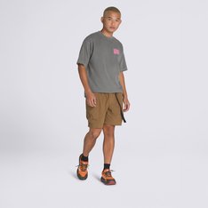 Conforto e versatilidade é o que a bermuda masculina Vans proporciona. Preocupe-se apenas em estar em busca da onda perfeita ou curtir um dia relaxado, seja na praia, na piscina ou em uma aventura ao ar livre. A Bermuda Mte Trek Guide Short Ultrarange 2.0 Sepia é confeccionada em poliéster reciclado. Em tecido plano que seca rapidamente, o modelo traz cós elástico, bolsos abertos na parte frontal e bolsos laterais com fecho por aba. O modelo traz bolso traseiro e cinto de correia ajustável integrado, com aplicação de etiqueta com detalhe em checkerboard aplicada no bolso lateral.