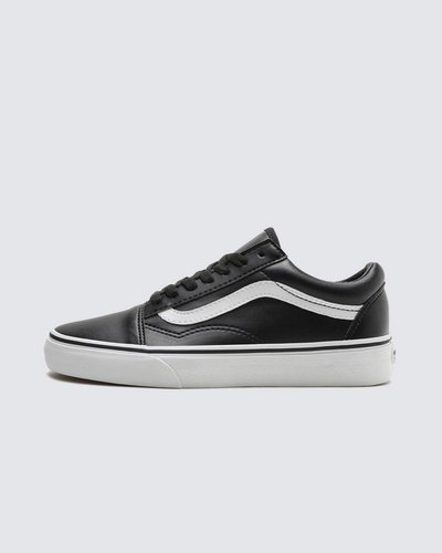 Em 1977, o tênis Old Skool, originalmente nomeado de Vans #36 foi lançado sendo o primeiro a conter a icônica sidestripe na lateral. O que começou como um rabisco de Paul Van Doren, originalmente chamado de “Jazz Stripe”, se tornou um dos ícones da marca Vans. O Tênis Old Skool Black True White é um tênis de cano baixo com cadarço que possui cabedal de lona têxtil e camurça resistente na cor preta, sidestripe em couro branco e viras laterais de borracha na cor branca com biqueiras reforçadas para suportar o desgaste por repetição, cano acolchoado para dar suporte e flexibilidade e a clássica sola de borracha waffle vulcanizada exclusiva Vans.