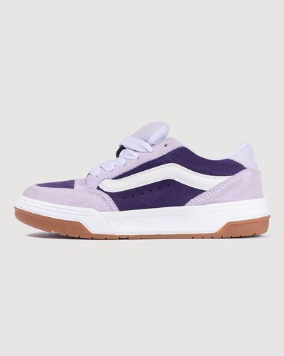 Sempre em alta. Inspirado nos estilos de skate do início dos anos 2000, com um perfil bufante e detalhes oversized. O Hylane é um tênis inspirado no skate Y2K que reinterpreta nossa silhueta Upland de 1999. O Tênis Hylane Grape Jam traz referências do passado que  coexistem com detalhes de design sofisticados, como a Sidestripe 3D brilhante e logotipos bordados, enquanto a estrutura robusta e a língua de skate bufante proporcionam um visual e sensação retrô. Com uma entressola com textura exclusiva em V entrelaçado, o Hylane transforma uma estética old school em um item essencial do guarda-roupa atual.