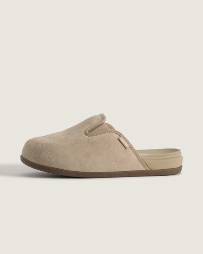 Tênis Harbor Mule Vr3 Khaki resgata o legado autêntico da Vans com construção pensada para uso descontraído. Confeccionado em couro com montagem cold cement, o modelo traz acabamento resistente e estrutura que oferece conforto e suporte com flexibilidade. Detalhes de design que remetem à tradição da marca combinam com sensação acolchoada na sola, traduzindo o DNA da marca em cada movimento