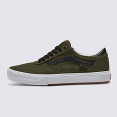 Gilbert Crockett é uma alma antiga, empurrando humildemente seu skate e design em uma direção enraizada em herança, história e progresso. Portanto, não é surpresa que o mesmo senso de qualidade e detalhe tenha se infiltrado em seu sapato de assinatura original para a Vans: o Tênis Skate Gilbert Crockett Corduroy Olive 2-Tone Olive Black. Construído em uma silhueta de cano baixo, o tênis vulcanizado é uma abordagem elevada de uma estética de herança com todas as características que você precisa para impulsionar sua própria evolução.