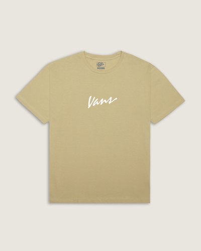 A Camiseta Manga Curta Classic Script  Incense traz o logo VANS em escrita clássica sobre construção em malha KNIT. Confeccionada com base em algodão, oferece toque macio, conforto e caimento natural. A construção limpa privilegia mobilidade e flexibilidade, resultando em um modelo essencial e atemporal que remete ao legado descontraído da VANS.