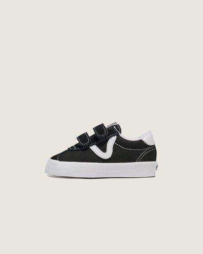 Retro feito para crianças

O Toddler Sport Low V traz a estética icônica dos anos 90 da Vans para um calçado projetado apenas para pés pequenos. Com o visual retrô do Sport Low e atualizações voltadas para crianças, este sapato de cano baixo é fácil de usar, graças aos convenientes fechos de velcro para calçar e tirar rapidamente. Finalizada com a tradicional faixa lateral em “V”, esta versão mini mantém vivas as vibrações vintage – apenas em um tamanho menor.