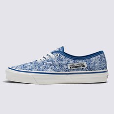 A coleção Anaheim Factory da Vans homenageia nossos mais de 50 anos de fabricação de calçados, reintroduzindo silhuetas icônicas que celebram detalhes de design únicos embasados na marca e modelo original da Vans.

Em homenagem à  nossa primeira fábrica da Vans em Anaheim, na Califórnia, o Anaheim Factory Authentic 44 DX pega emprestado detalhes do Authentic original, oferecendo mais conforto com palmilhas Ortholite® atualizadas. Repleto de detalhes retrô, como o número de estilo original, faixa de contorno mais brilhante, peso original do forro e cadarços de algodão, este calçado clássico com cadarço apresenta cabedais de tecido de inspiração vintage com uma lavagem ácida por todo o calçado que completa o visual.

• Número de estilo original 
• Cabedal de veludo cotelê e tecido com inspiração vintage
• Lavagem ácida
• Palmilhas Ortholite®
• Faixa de contorno mais brilhante
• Cadarços de algodão
• Sola de borracha waffle exclusiva
• 4 fileiras de cadarço com ilhós de metal para tamanhos de 3,5 a 6
• 5 fileiras de cadarço com ilhós de metal para tamanhos a partir de 6,5.Aproveite a Vans Black Friday e adquira já seu novo produto Off The Wall