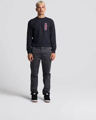 Ajuste, estilo e durabilidade. As Authentic Chino Slim Pants são versáteis calças chino desenvolvidas com estrutura macia aprimorada. A Calça Authentic Chino Slim Asphalt apresenta bolsos frontais e um novo bolso para moedas no lado direito, bolsos embutidos traseiros com fechamento por botões e detalhes bordados Vans em "Drop V" para reforço.