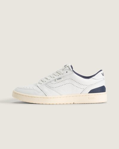 O Tênis Court Low White Navy assume o legado da Vans com construção em couro e montagem cold cement que prioriza conforto, suporte e flexibilidade. Cabedal em couro com toque firme e perfil low que garante estrutura discreta, oferecendo resposta consistente e sensação acolhedora no uso diário, mantendo a atitude autêntica e descontraída da marca