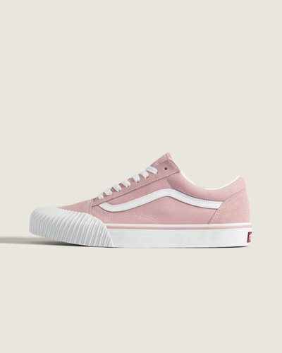 O tênis icônico que deu vida ao Sidestripe Vans. O Old Skool foi o primeiro design de calçado a apresentar a famosa Vans Sidestripe - começando como um simples esboço do nosso fundador, Paul Van Doren, em 1977, este tênis de cano baixo conquistou seu espaço no skate, na música e na moda. De skatistas de rua e punks dos anos 90 a lendas do hip hop e da moda atuais, o Tênis Old Skool Bridge Coral Blush tem sido consistentemente o tênis preferido dos criativos que fazem as coisas do seu jeito.