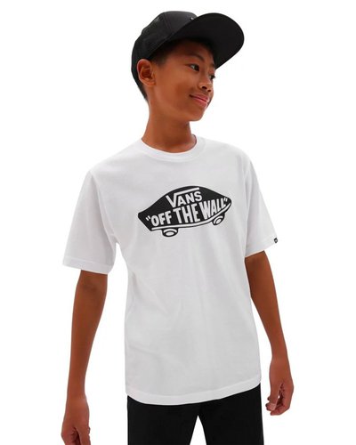 Fundada na Califórnia em 1966, a Vans está envolvida com a cultura de rua, artes, música e ligada ao skate e à evolução do esporte, sem perder a essência. Dos clássicos aos modernos, a Vans possui uma enorme variedade de modelos de tênis, roupas e acessórios, sempre mantendo o estilo "Off The Wall". A Camiseta Otw Infantil White Black de manga curta traz a estampa com o icônico skate com assinatura Vans em “Drop V” e inscrição "Off The Wall” centralizado na altura do peito, em silk à base d’água. Com etiqueta tecida Vans aplicada na lateral da manga, gola canelada, a camiseta branca é confeccionada em algodão e poliéster. Tipo de caimento: custom.