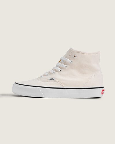 Nascido em Anaheim, Califórnia, em 1966, o Tênis Authentic Classic White é o estilo tradicional original da Vans. O Tênis Authentic Classic White apresenta couro com construção vulcanizada e bico redondo, preservando o legado autêntico da marca. A sola vulcanizada confere flexibilidade e sensação direta ao andar, enquanto o acabamento reforça a expressão criativa e descontraída associada à Vans.
