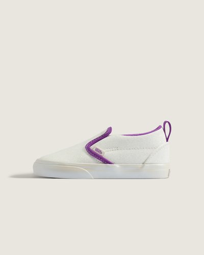 Apresentado pela primeira vez em 1977, o Slip-On virou ícone do legado VANS. O modelo infantil combina praticidade e charme com cabedal em material sintético e acabamento com partículas de glitter que capturam a luz sem excessos. Forro acolchoado e puxador traseiro facilitam o calce. A sola vulcanizada oferece resistência, aderência e flexibilidade, enquanto a construção reforça conforto e suporte sem complicações.