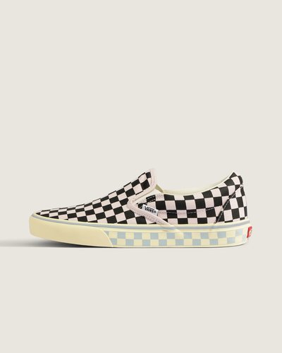 O Tênis Slip-On Checkerboard Pale Petal Pink Black nasceu em 1977 como Vans #98 e rapidamente virou ícone da Vans por sua praticidade e design descomplicado. Este modelo traz construção vulcanizada em lona resistente, combinando flexibilidade e suporte para conforto imediato. Forro acolchoado e materiais têxteis de origem vegetal reforçam a sensação de leveza, enquanto o fechamento slip-on garante uso ágil, alinhado ao legado criativo e descontraído da marca