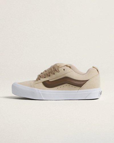 O Tênis Knu Skool Fat Lace Creme Brulee é uma interpretação moderna de um estilo clássico dos anos 90, definido por sua língua bufante e SideStripe™ em 3D, finalizada com cadarços robustos. Com perfil e detalhes de estilo marcantes, o Knu Skool se inspira no Old Skool original, combinando um ícone do passado com as tendências atuais.