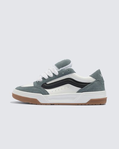 Passado e presente se cruzam com esse tênis inspirado no Y2K. O Hylane é um tênis inspirado no skate Y2K que reinterpreta a silhueta Upland de 1999. Cenas do passado coexistem com detalhes de design elevados, como a sidestripe brilhante em 3D e logotipos bordados, enquanto a postura robusta e a língua de skate fofa proporcionam uma aparência retrô. Terminado com uma construção cupsole com uma textura em “V” entrelaçada exclusiva, o Tênis Hylane Tri-Tone Stormy Weather transforma uma estética vintage no guarda-roupa essencial de hoje.