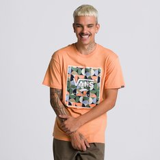Um clássico que se renova sem perder a essência. Com detalhes modernos, a Camiseta Classic Print Box Ss Compl. Ultra Neo Vr3 Copper Tan é a peça ideal para usar todos os dias. Confeccionada em tecido 100% algodão, o modelo possui um corte clássico e tradicional, com silhueta mais ajustada ao corpo. De manga curta, apresenta estampa frontal destacando assinatura Vans em “Drop V” e “Off The Wall” em logotipo print box exclusivo, em silk à base d’água. Confortável o bastante para curtir momentos de lazer. Combine com todos os seus clássicos.
Características do produto:
• Camiseta de manga curta com gola redonda em fio 20.1;
• Confeccionada em tecido 100% algodão de 185g;
• Estampa frontal em silk à base d’água;
• Caimento clássico.