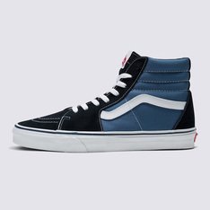 O tênis Sk8-Hi foi introduzido em 1978, originalmente chamado de Style 38 e exibia a agora icônica Vans Sidestripe em uma nova silhueta inovadora de cano alto. Por ter sido apenas o segundo modelo com o marcador reconhecível, antigamente conhecido como “faixa de jazz”, o Sk8-Hi trouxe um visual totalmente novo à família Vans. Honrando aquele primeiro lendário tênis de cano alto, o Tênis Sk8-Hi Navy é construído com cabedal durável em camurça e lona na cor azul, sidestripe em couro branco e viras laterais em borracha na cor branca. Este tênis com cadarço também possui biqueiras reforçadas, colarinhos acolchoados firmes e o solado emborrachado em waffle exclusivo Vans.