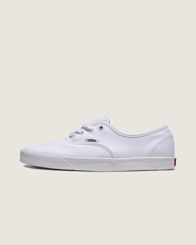 O tênis Heritage original com uma construção mais discreta. A silhueta do Tênis Authentic Lowpro White apresenta partes superiores em camurça elevadas em cores inesperadas e atacadores grossos que conferem um contraste único a este design imponente e elegante. Com solas de borracha waffle icônicas e a estética reconhecível do Authentic original, o Authentic Lowpro é a versão atemporal desse clássico.