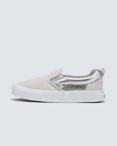 Um estilo “volumoso” típico dos anos 90 que foi inspirado pelo passado, mas feito para o presente

O Knu Slip é a interpretação contemporânea de um estilo clássico dos anos 90, caracterizado por sua lingueta volumosa e colarinho extravolumoso. Com a combinação de perfil dramático e cabedal de camurça metalizada, o Knu Slip reproduz o original Classic Slip-On enquanto mescla um ícone do passado com as tendências do presente.
 
• Calçado slip-on inspirado nos anos 90
• Cabedal de camurça e camurça metalizada
• Lingueta e colarinho "volumosos"
• Puxadores no calcanhar para facilitar o calçar
• Sola de borracha waffle exclusiva
