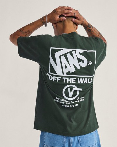 Clássica e estilosa. Um pedaço da história da Vans é homenageado nesta camiseta clássica de gola redonda. A Camiseta Ss The Formula Dried Kelp combina mangas curtas para um estilo casual para o dia a dia com algodão respirável para manter você fresco. Ainda mais estilosa? O modelo traz estampas frontal e nas costas, homenageando o lançamento original do Sk8-Hi Old Skool.