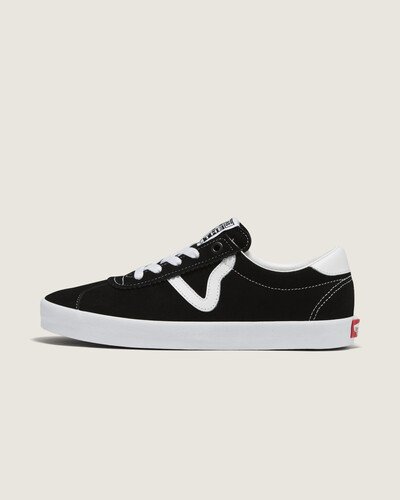 Inspirado nos clássicos da Vans, o Sport Low é uma interpretação moderna dos estilos retrô icônicos da década de 90 da Vans, mantendo viva a herança e todo o legado da época. O modelo recria o visual da silhueta original do Skate Vans Sport. Desde o colarinho mais baixo e aberto até a língua estendida, passando pela marcante Sidestripe com design exclusivo em "V" e pelos detalhes coloridos, o Tênis Sport Black White de cano baixo vulcanizado combina perfeitamente uma estética inspirada no skate com detalhes retrô únicos.