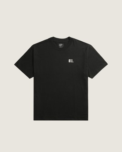 Camiseta confeccionada em 100% algodão, gola careca e modelagem regular. Possui estampa frontal em contraste, inspirada no estilo skatewear clássico da marca.