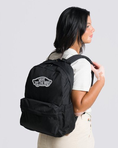 As Mochilas Vans Agregam Praticidade, Comportam Tudo O Que Você Precisa Carregar E Possuem Aquele Estilo Autêntico Que Só A Vans Proporciona. A Mochila Old Skool Classic Compl. Ultra Neo Vr3 Black É Clássica, Versátil E Traz Um Design Autêntico. Confeccionada Em Poliéster, Ela Tem Um Compartimento Principal Com Fecho Em Zíper E Bolso Interno Para Carregar Notebook. Apresenta Bolso Frontal Com Organizador Que Facilita Na Organização De Cabos, Canetas E Outros Itens Importantes De Acesso Rápido. Com Fecho Em Zíper E Alças Ajustáveis Acolchoadas Para Os Ombros, Proporcionando Maior Conforto Durante O Uso. Com Patch Bordado Com O Logotipo Original Do Skate Vans, Trazendo Um Toque "Off The Wall" A Este Design Icônico. Dimensões (Axlxp) - 42.5 X 32.3 X 12 Cm. Capacidade: 22 Litros.
Características Do Produto: 
• Mochila Vans Confeccionada Em Poliéster; 
• Compartimento Para Carregar Notebook Com Segurança; 
• Bolso Frontal Organizador; 
• Alças Acolchoadas E Ajustáveis; 
• Estampa Icônica Do Skate Vans “Off The Wall”; 
• Capacidade: 22 Litros. 
• Dimensões (Axlxp) - 42.5 X 32.3 X 12 Cm.
