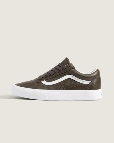 <p>Em 1977, o tênis Old Skool, originalmente nomeado de Vans #36 foi lançado sendo o primeiro a conter a icônica sidestripe na lateral. O que começou como um rabisco de Paul Van Doren, originalmente chamado de “Jazz Stripe”, se tornou um dos ícones da marca Vans. O Tênis Old Skool Leather Brown True White é um tênis de cano baixo com cadarço que possui cabedal de lona têxtil na cor branca, sidestripe em couro branco e viras laterais borracha na cor branca com biqueiras reforçadas para suportar o desgaste por repetição, cano acolchoado para dar suporte e flexibilidade e a clássica sola de borracha waffle vulcanizada exclusiva Vans.</p>