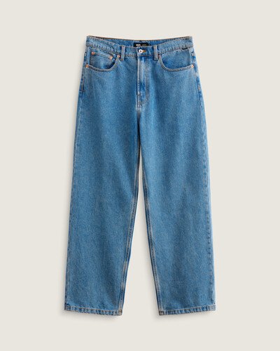 A Calça Check-5 Baggy Denim Seasonal Hero: Knu Skool Stone Wash Blue da Vans combina o estilo clássico de cinco bolsos com o DNA contemporâneo da Vans, traz detalhes modernos para este design atemporal. Feita com denim de algodão pesado para uma construção robusta, esta calça também apresenta um ajuste largo nos quadris, coxas e pernas; etiqueta tecida com estampa em checkerboard costurada na bainha da abertura da perna e visível apenas quando dobrado, traz referência à herança Vans.