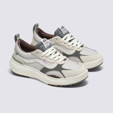 O romance do surfe não se encontra apenas no ato de pegar uma onda, mas em vivenciar as comunidades que a cercam. A jornada de autodescoberta de Michael February na água é resultado direto da inspiração que ele encontra em terra. Inspirada na conexão do surf com arte, música e cultura, esta coleção atemporal destaca a beleza que você pode encontrar quando olha além do intervalo. Para esta temporada, a coleção de Mikey é caracterizada por uma variedade de calçados e roupas que combinam harmoniosamente inovação, funcionalidade e materiais sustentáveis. Combinando os recursos de conforto e versatilidade do UltraRange com as diretrizes de design VR3 da Vans, o Tênis Ultrarange Neo Vr3 Mikey February White Multi possui tecnologia na entressola em EcoCush com espuma 50% Bio-Based, borracha EcoRubber de fontes renováveis e cabedal com 100% dos materiais derivados de garrafas PET e couro de fontes regenerativas. Ele permite que você enfrente os momentos inesperados do seu dia enquanto faz uma escolha consciente da sustentabilidade ao longo de sua jornada. A equipe da Vans estabeleceu metas ambiciosas de sustentabilidade. Grandes ou pequenos, todos os esforços resultam em mudanças positivas. Para ganhar o logotipo do globo VR3 Checkerboard, pelo menos 30% do produto deve ser feito de um ou uma combinação de materiais reciclados, renováveis ??e/ou regenerativos. Para saber mais sobre a Vans e sua jornada para materiais sustentáveis, acesse vans.com/sustentabilidade.