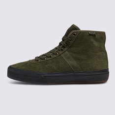 Amplie sua próxima sessão com o tênis de skate exclusivo de Gilbert Crockett. O profissional da Vans, Gilbert Crockett, é um dos skatistas mais detalhistas de todos os tempos, e ele pegou essa meticulosidade e a canalizou em uma mistura de materiais e mão de obra com um design simples, mas prático, para trazer a você o Crockett High Decon. Uma versão desconstruída do modelo progressivo de cano alto de Gilbert, este tênis vulcanizado exclusivo oferece uma sensação mais leve, mantendo todas as características de desempenho aprimoradas do original.