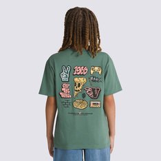 Tradição e originalidade estão presentes na cultura da Vans desde 1966. A personalidade e estilo inconfundível se destacam em todos os seus clássicos. A Camiseta Essentials SS Dark Forest Infantil de manga curta é confeccionada em tecido de algodão. O modelo infantil possui estampas em artes exclusivas - na parte frontal, traz assinatura Vans com V flamejante - já nas costas, traz o resgate dos logotipos lendários que fazem parte da história da Vans, de uma forma divertida e colorida, com ambas estampas em silk à base d’água. Traz etiqueta tecida Vans aplicada na manga.
