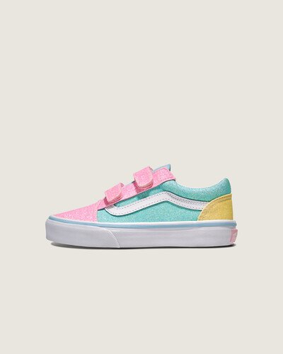 Ícone SideStripe™ para crianças ativas

O sapato Little Kids Old Skool V Glitter traz o icônico Sidestripe™ da Vans e o design atemporal para pés em crescimento. Construído para durabilidade e conforto, possui fechos fáceis de velcro para acompanhar crianças ativas. Um clássico reinventado, esta silhueta de cano baixo é perfeita para brincadeiras, escola e todas as aventuras intermediárias.